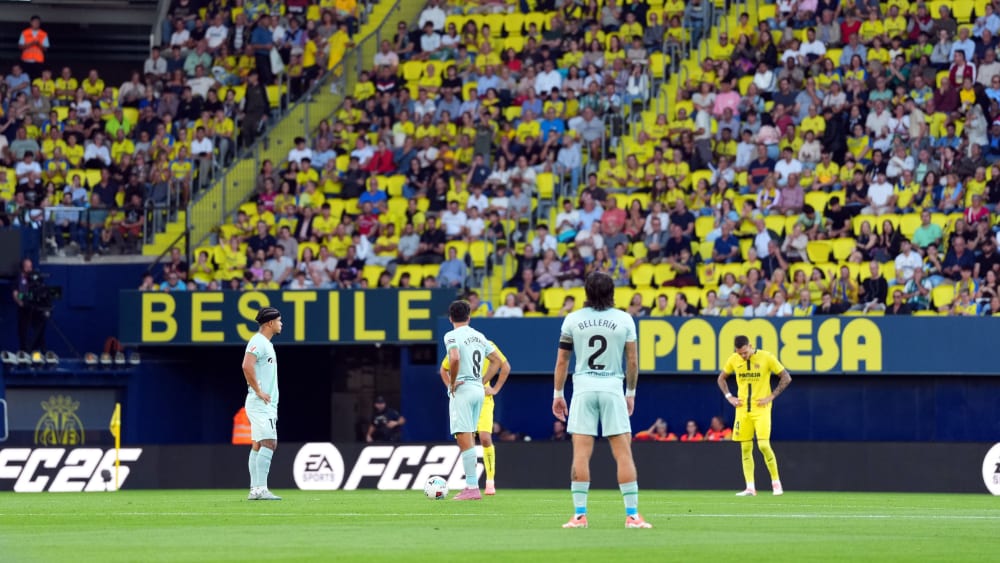 Am Wochenende wurde in zahlreichen Stadien gegen die Spielverlegung protestiert.