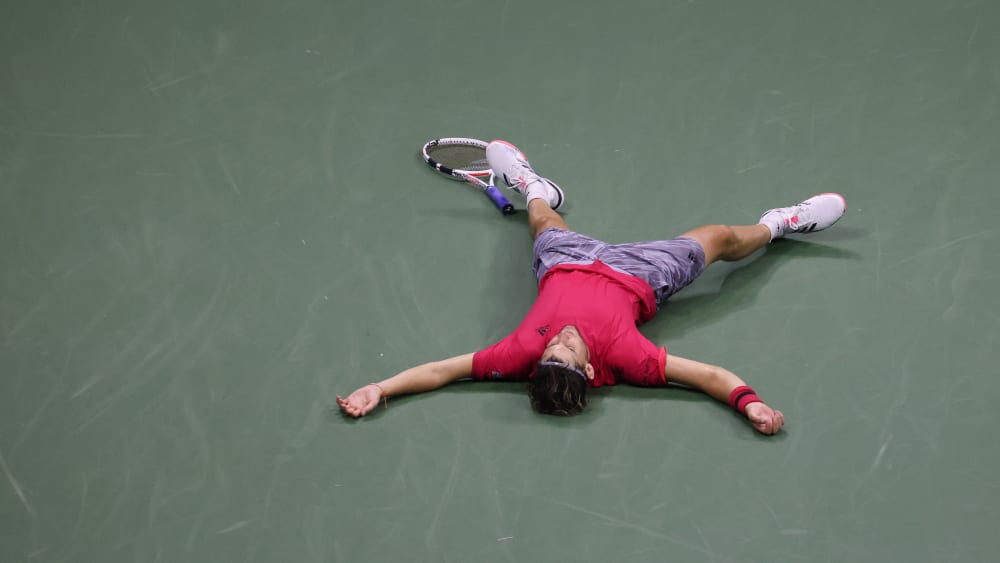 Pure Erleichterung in einem Bild: Dominic Thiem wirft sich nach dem US-Open-Sieg 2020 &#252;bergl&#252;cklich zu Boden.