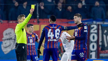 Der FC Basel sieht eine Gelbe Karte.