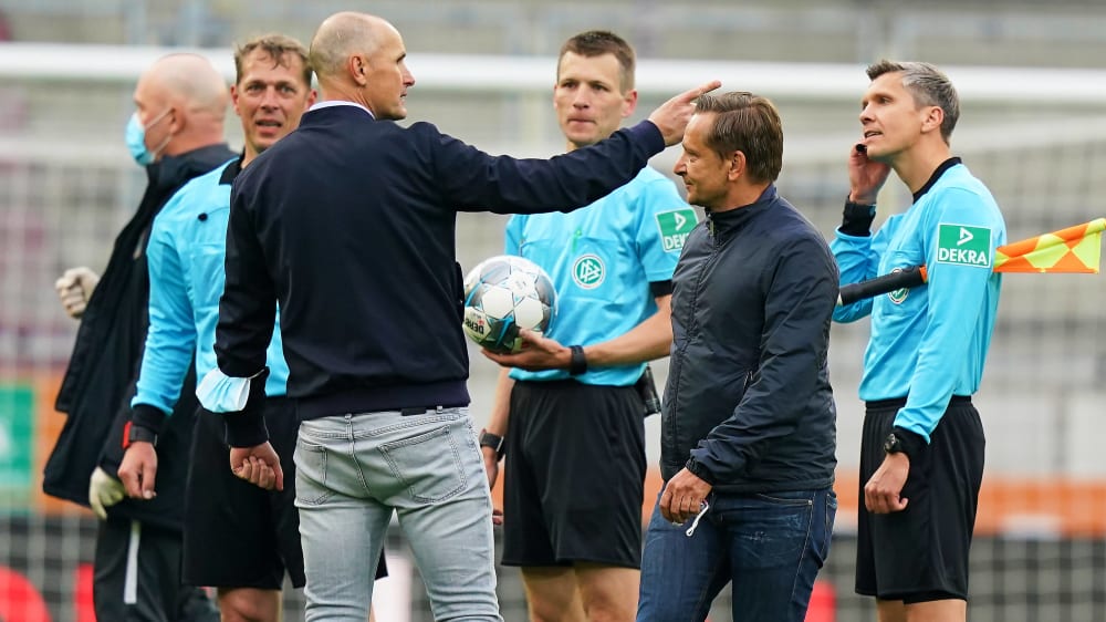 Augsburgs Trainer Heiko Herrlich im Gespr&#228;ch mit dem Schiedsrichtergespann um Referee Benjamin Cortus (Mi.). 