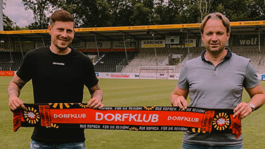 Willkommen beim Dorfklub: Neuzugang Steven Lewerenz mit Sportdirektor Joannis Koukoutrigas (re.)