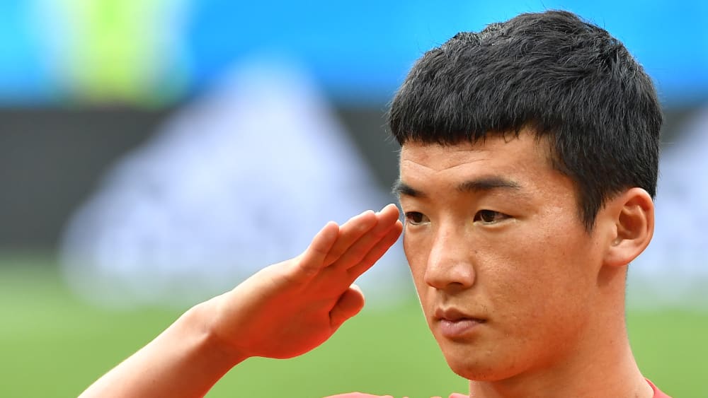 Die Szene ging um die Welt: Nicht nur Min-Woo Kim, Leihspieler f&#252;r Sanju Sangmu, salutiert w&#228;hrend der s&#252;dkoreanischen Nationalhymne vor dem WM-Spiel gegen Mexiko 2018. Bei seiner Auswechslung in der 85. Minute wiederholt er die Geste.
