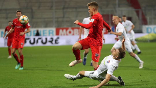 Schmerzhafter Kurzeinsatz: Patrick Sussek (FC Ingolstadt) wird von Unterhachings Max Dombrowka gefoult.