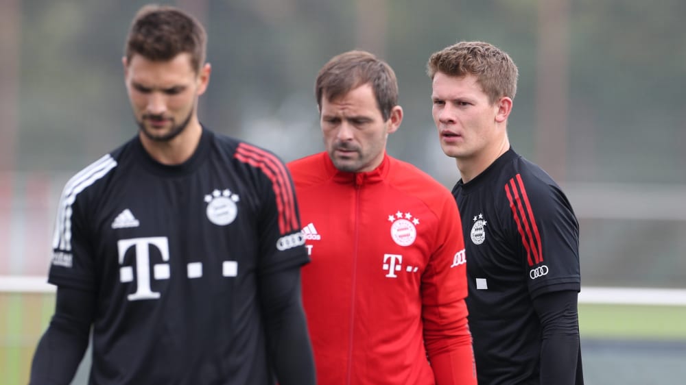 Sven Ulreich (l.) und Alexander N&#252;bel (r.) mit Bayern-Torwarttrainer Toni Tapalovic.