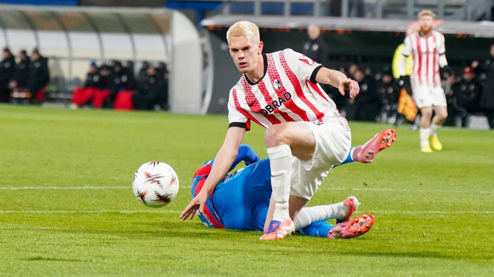Așteaptă, la fel ca în Pilsen, multe pase lungi și dueluri fizice: Matthias Ginter.
