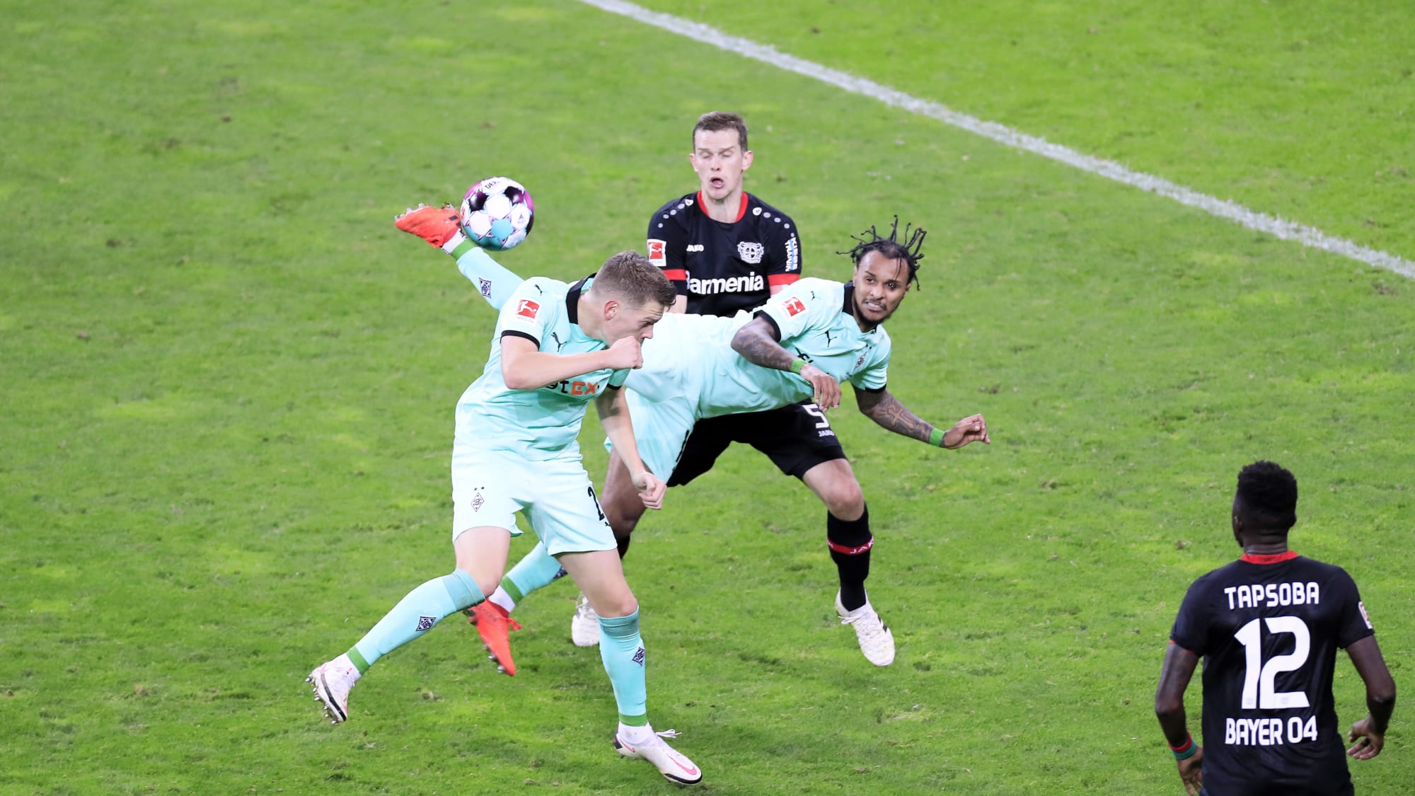 Valentino Lazaro trifft gegen Leverkusen