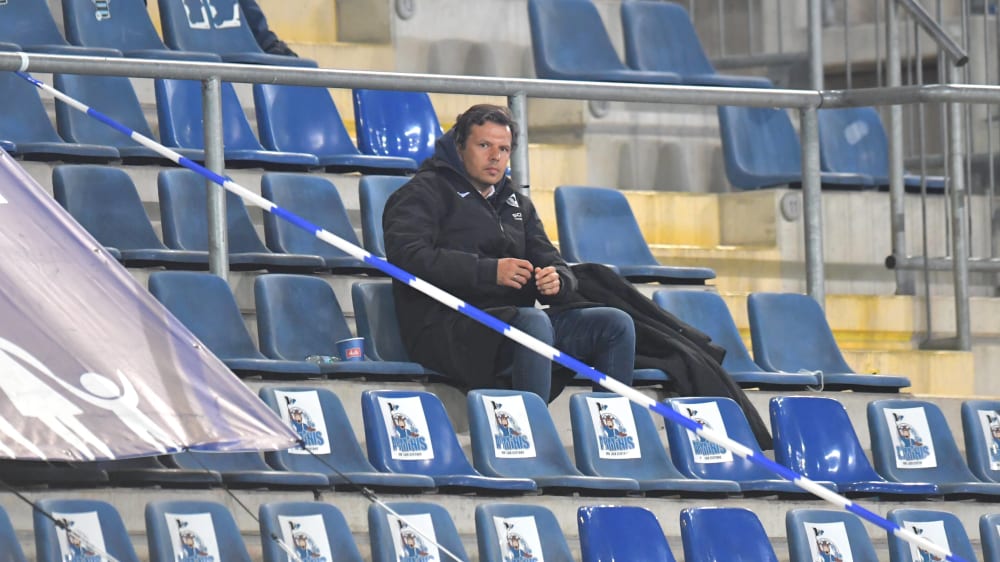 Muss auch Samstag auf einer leeren Trib&#252;ne sitzen: Bielefelds Sportchef Samir Arabi.