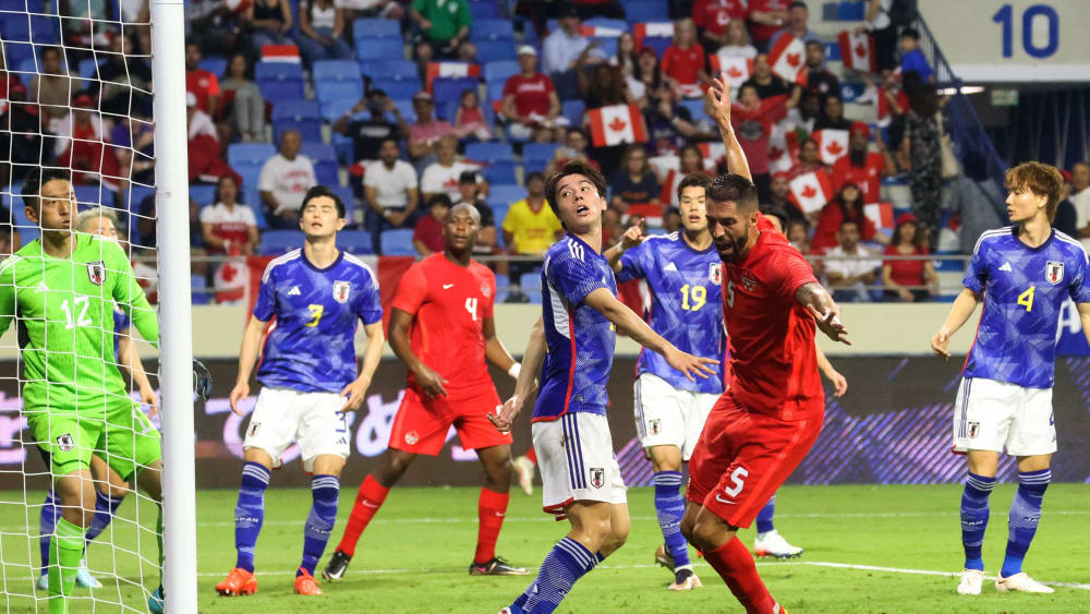 Bedrückte Gesichter der japanischen Spieler: Steven Vitoria trifft für Kanada zum 1:1.
