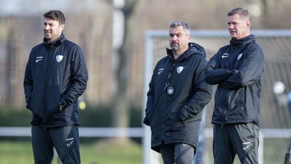 Schaut mit seinen Assistenztrainern genau hin: Bochums Chefcoach Thomas Reis (M.).