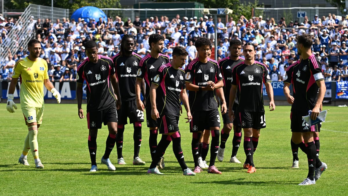 Who is broadcasting Gladbach vs. HSV live on TV & stream?