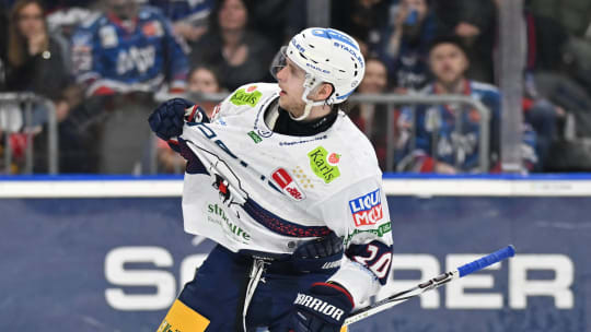 Jubelte nach seinem Tor zum 3:2 in Mannheim provokativ: Eisbären-Stürmer Lean Bergmann.