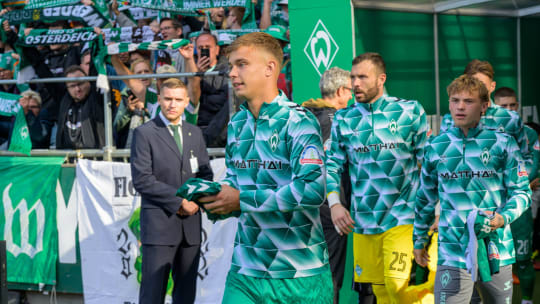 "Er muss noch wachsen": Keke Topp ist seit dem 2. Spieltag Werder-Reservist.