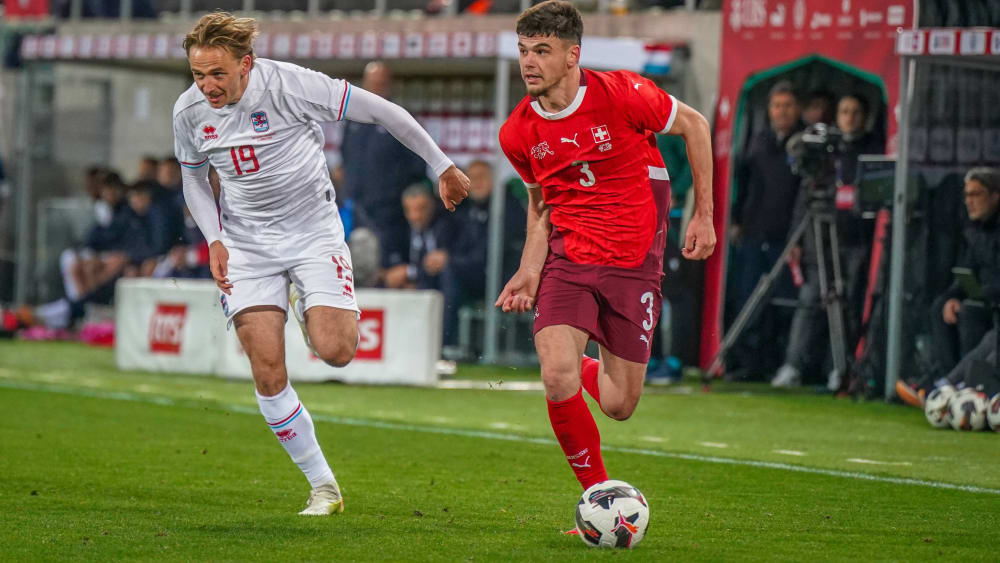 Albian Hajdari (re.) bei seinem Länderspiel-Debüt für die Schweiz im März.