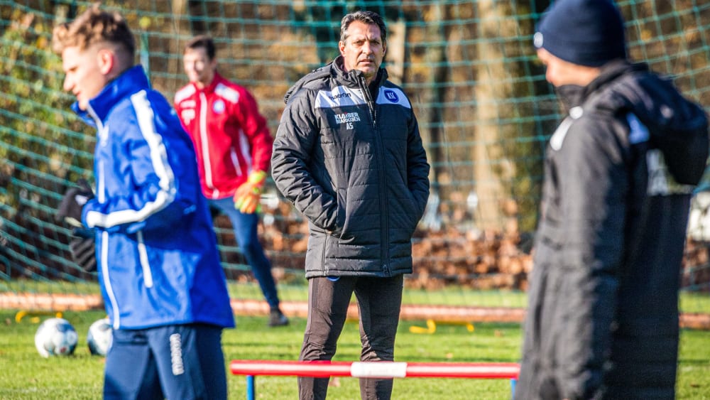 Voller Fokus auf Bielefeld: Karlsruhes Trainer Alois Schwartz.