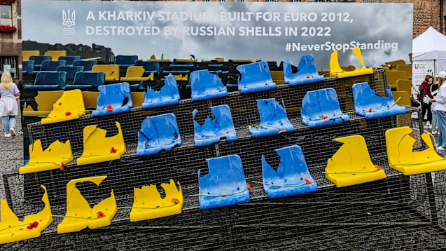 Eine zerstörte Tribüne aus dem Stadion in Charkiw als Mahnmal gegen den russischen Angriffskrieg.