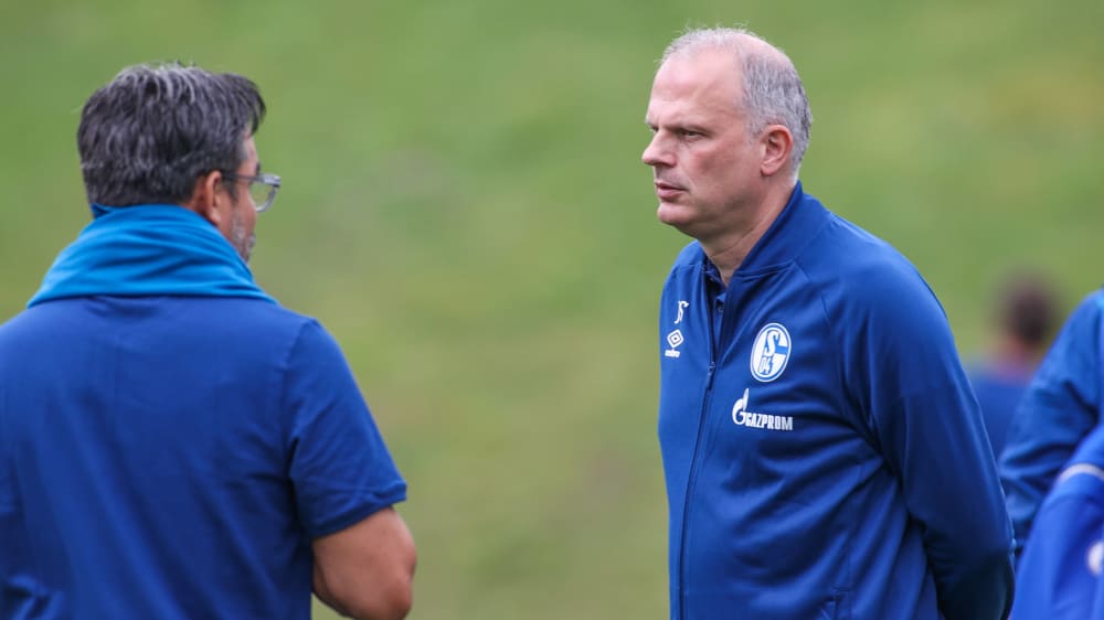 Schalke-Sportvorstand Jochen Schneider (re.) geht noch nicht auf Distanz zu Trainer David Wagner. 