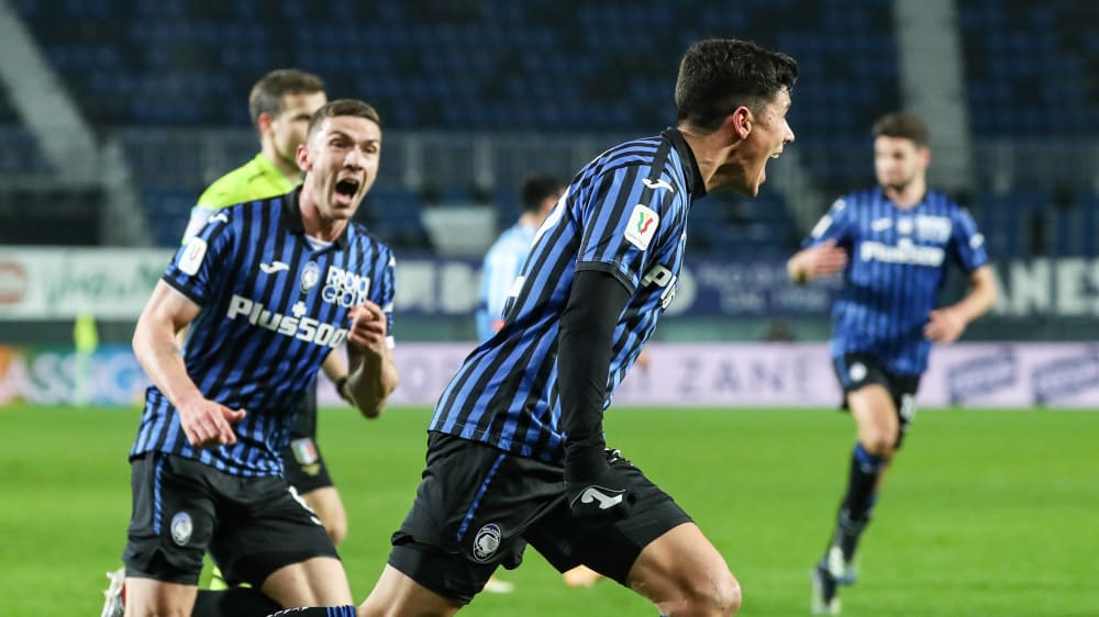 Klare Sache gegen Napoli: Atalanta-Stammkraft Robin Gosens schreit vor Freude in Richtung Matteo Pessina.
