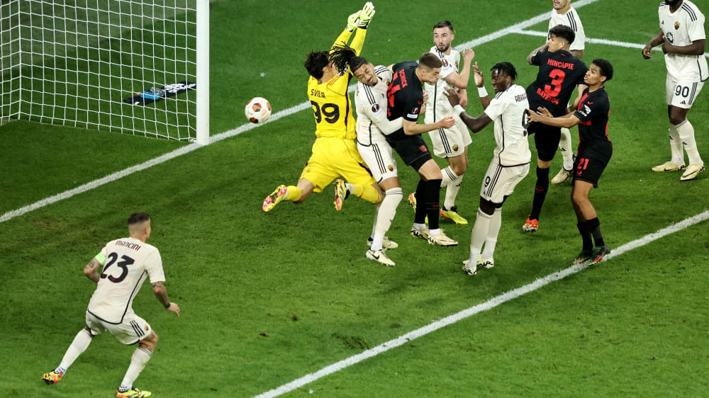 Entscheidende Szene: Roma-Keeper Mile Svilar verpasst den Ball bei einer Ecke, dem dahinter postierte Gianluca Mancini unterläuft dann ein Eigentor.