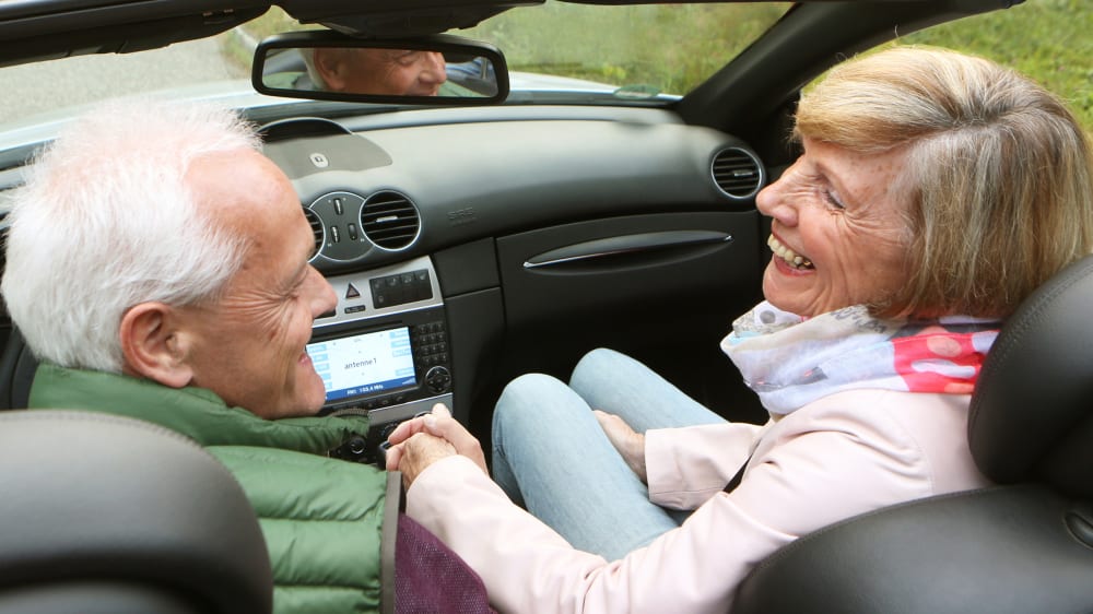 Eigentlich gibt es nichts zu lachen: Senioren zahlen oft mehr bei der Kfz-Versicherung.