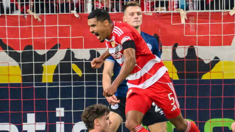 In the picture from left: Danilho Doekhi (1.FC Union), scores the goal for 2:1, GER, Berlin, 1. FC Union Berlin vs. Arminia Bielefeld - (DFB Cup), Bundesliga, Football, DFB, 2025/26 season, Alte Foersterei, DFB DFL REGULATIONS PROHIBIT ANY USE OF PHOTOGRAPHS AS IMAGE SEQUENCES AND OR QUASI-VIDEO, 29.10.25, in the picture from left: goal, goal, jubilation, goal celebration, joy, enthusiasm, celebrates, Danilho Doekhi (1.FC Union), scores the goal for 2:1, victory, GER, Berlin, 1. FC Union Berlin vs. Arminia Bielefeld - (DFB Cup), Bundesliga, Football, DFB, 2025/26 season, Alte Foersterei, DFB DFL REGULATIONS PROHIBIT ANY USE OF PHOTOGRAPHS AS IMAGE SEQUENCES AND OR QUASI-VIDEO, 10/29/25, *** in the picture from left Danilho Doekhi 1 FC Union , scores goal for 2 1, GER, Berlin, 1 FC Union Berlin vs Arminia Bielefeld DFB Pokal , Bundesliga, Football, DFB, season 2025 2026, Alte Foersterei, DFB DFL REGULATIONS PROHIBIT ANY USE OF PHOTOGRAPHS AS IMAGE SEQUENCES AND OR QUASI VIDEO, 29 10 25,in the picture from left goal, hit, jubilation, Goal celebration, joy, enthusiasm, celebrates, Danilho Doekhi 1 FC Union , scores goal for 2 1,victory, GER, Berlin, 1 FC Union Berlin vs Arminia Bielefeld DFB Pokal , Bundesliga, football, DFB, season 2025 2026, Alte Foersterei, DFB DFL REGULATIONS PROHIBIT ANY USE OF PHOTOGRAPHS AS IMAGE SEQUENCES AND OR QUASI VIDEO, 29 10 25, Copyright: HMBxMedia UwexKoch