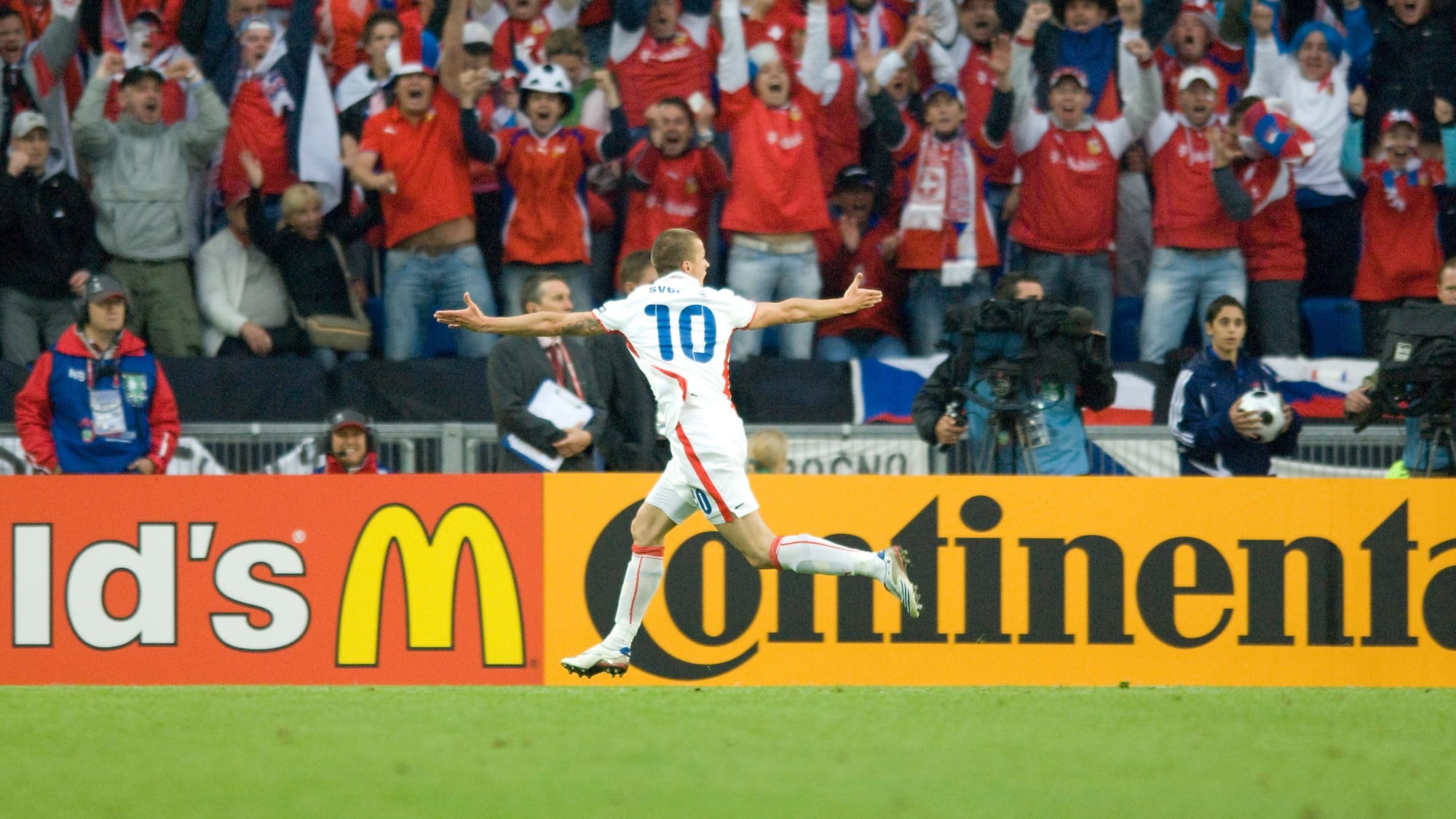 Vaclav Sverkos schießt Tschechien in Basel zum Sieg im Eröffnungsspiel der EM 2008 über die Schweiz
