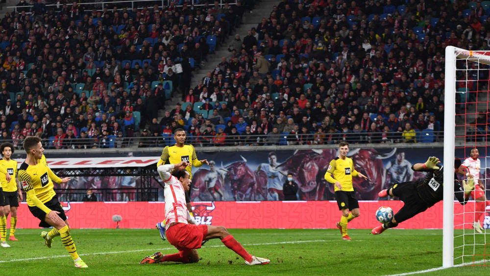 Der Moment des Sieges: RB-Stürmer Yussuf Poulsen trifft kurz vor seiner Herausnahme zum 2:1 gegen den BVB.