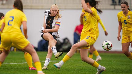 Pauline Bartz (mi.) erzielte das 2:0 für die U-19-Juniorinnen gegen Rumänien.