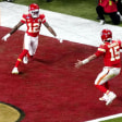 Kurz nach dem alles entscheidenden Touchdown: Mecole Hardman jubelt mit Chiefs-Quarterback Patrick Mahomes über den Super-Bowl-Sieg.