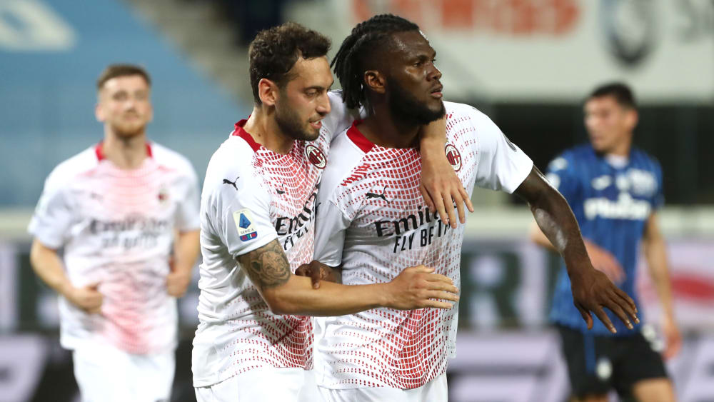 Eiskalt: Franck Kessié wird von Hakan Calhanoglu (li.) nach seinem Elfmeter-Tor beglückwünscht.