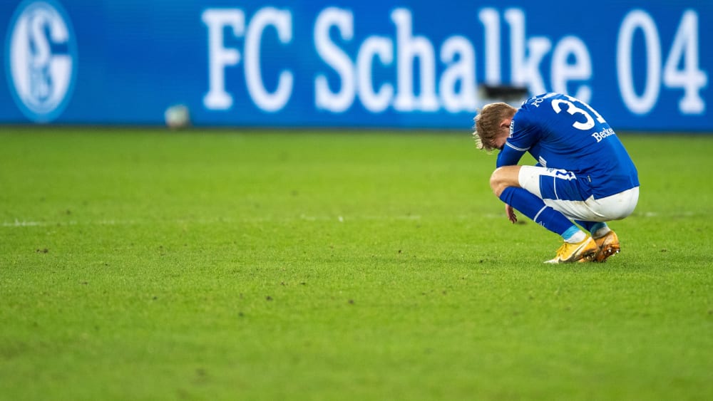 Am Boden zerst&#246;rt: Schalke verlor das Kellerduell denkbar ungl&#252;cklich in der Nachspielzeit.