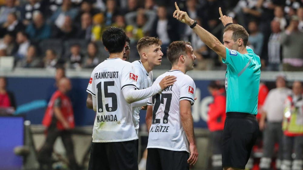 Zog den Frust der Frankfurter auf sich und sein Schiedsrichterteam: Referee Sascha Stegemann.