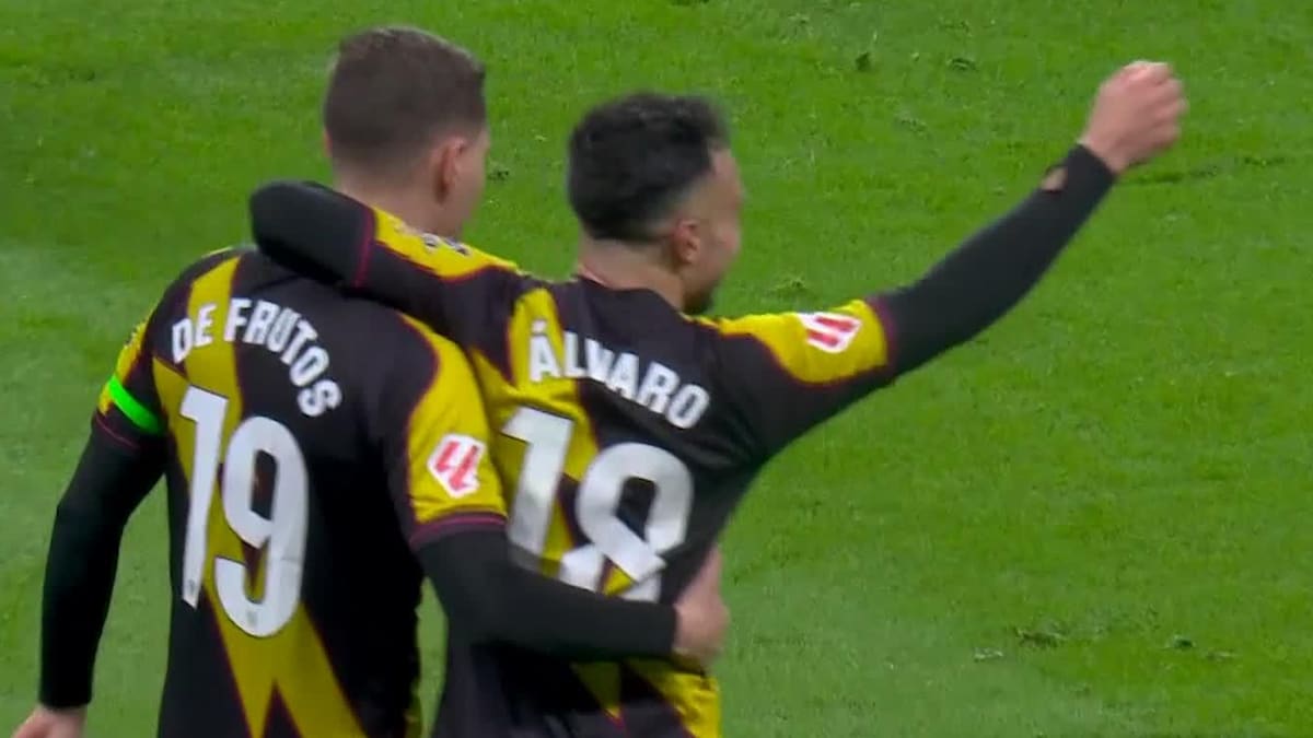 Heber-Kopfball-wuchtig-Rayo-gleicht-nach-Wiederanpfiff-aus