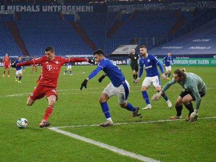 Gleich schl&#228;gt's ein: Robert Lewandowski (l.) trifft zum 2:0.