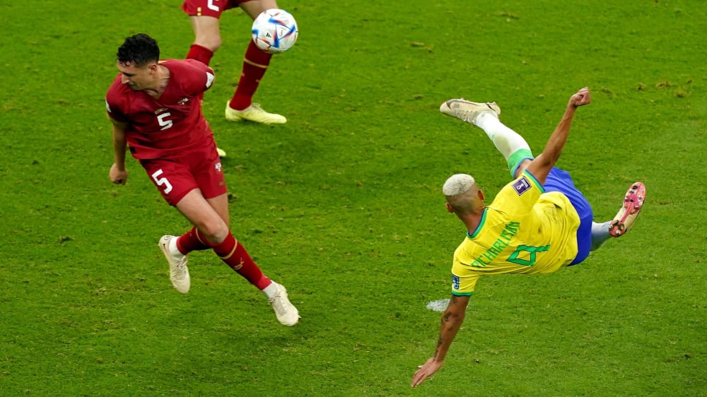 Werders Serbe Milos Veljkovic (li.) kommt gegen Brasiliens Richarlison zu spät.