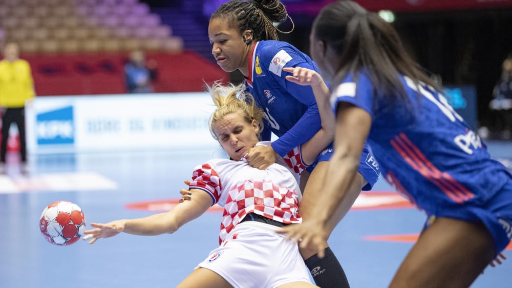 Im Handball geht es auch bei den Frauen nicht zimperlich zu: Kroatiens Dora Krsnik (l.) im Duell mit Pauletta Foppa und Siraba Demble.