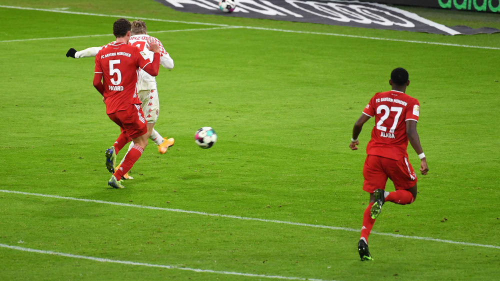 Wuchtiger Schuss: Jonathan Burkardt (verdeckt) trifft zum 1:0 f&#252;r Mainz. 