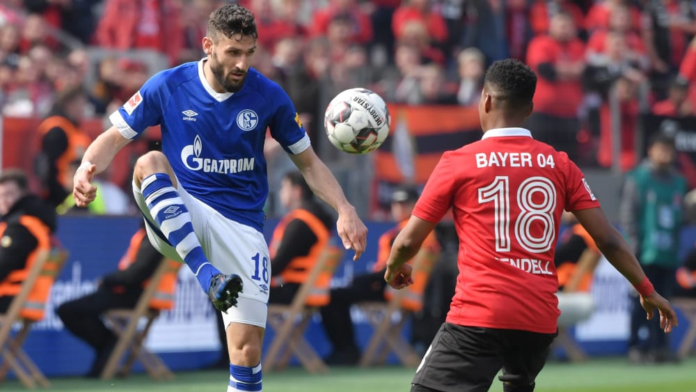 Duell auf dem Fl&#252;gel: Schalkes Daniel Caligiuri gegen Leverkusens Wendell.