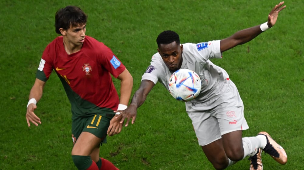 Portugals Joao Felix (li.) im Zweikampf mit Edimilson Fernandes aus der Schweiz beim 6:1 der Iberer über die Eidgenossen im WM-Achtelfinale 2022.