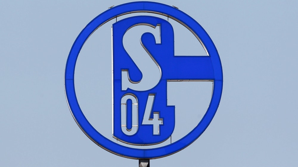 Schalke 04 meldete am Montagabend einen positiven Corona-Test eines Spielers.