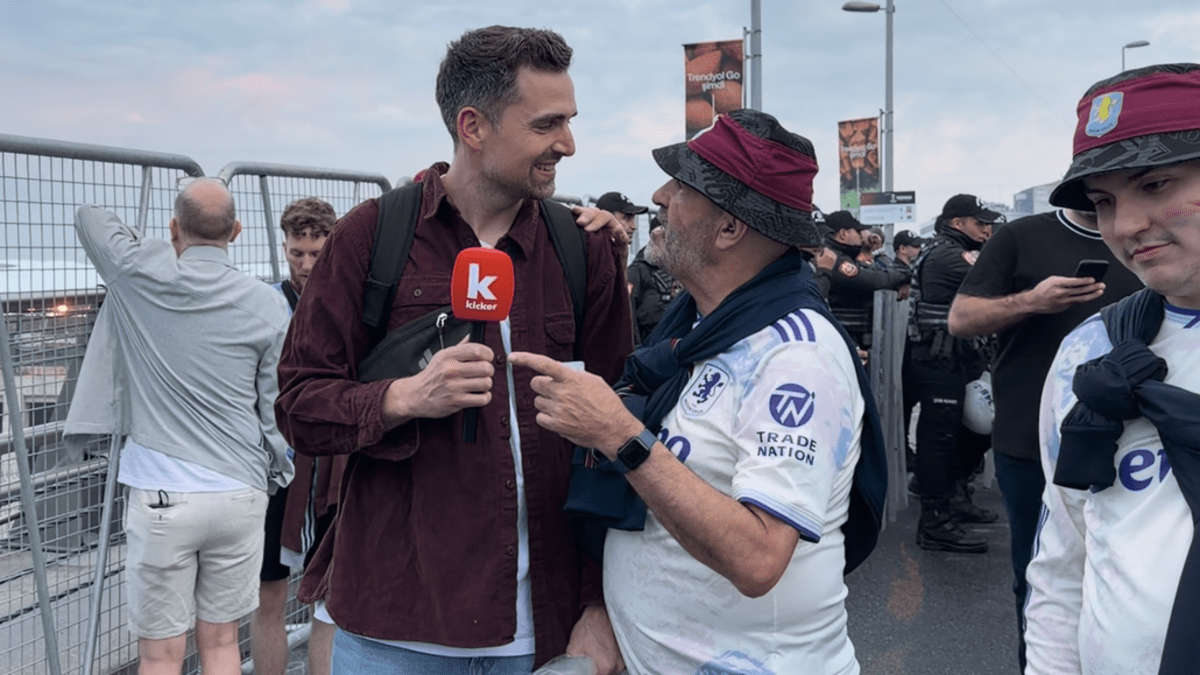 kicker-Reporter inmitten der Aston-Villa-Fans: 