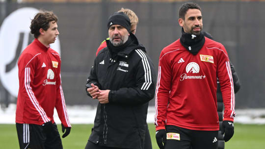Nach dem spielfreien Wochenende wartet endlich die Bundesligapremiere: Unions neuer Trainer Nenad Bjelica (M.)