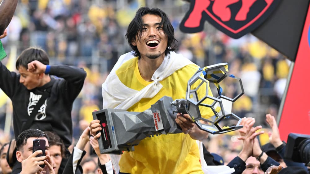 Koki Machida, der hier die Meisterschaft mit Royale Union Saint-Gilloise feiert.