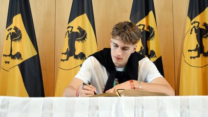 Wurde mit dem VfB DFB-Pokal-Sieger und durfte sich in das Goldene Buch der Stadt eintragen - hat sonst aber keine glückliche Saison hinter sich: Luca Raimund.