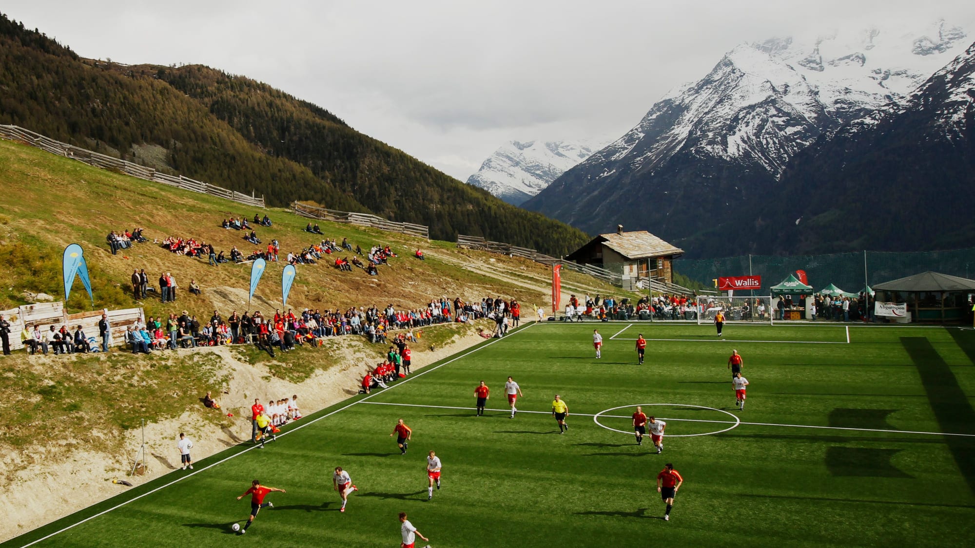 Auf Bergen Oder Im Meer Die Kuriosesten Fu ballpl tze Kicker auf-bergen-oder-im-meer-die-kuriosesten-fu-ballpl-tze-kicker