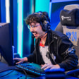 G2 Toplaner 'Brokenblade' freut sich beim Spiel gegen Weibo-Gaming.