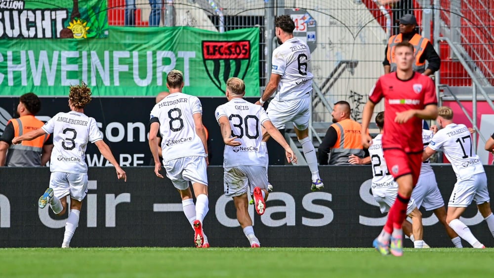 Erster Sieg für Schweinfurt: Die Schnüdel jubeln in Ingolstadt.