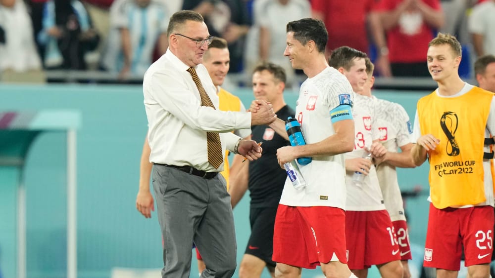 Erleichtert: Polen Nationaltrainer Czeslaw Michniewicz (li.) und Robert Lewandowski nach dem Einzug ins Achtelfinale.
