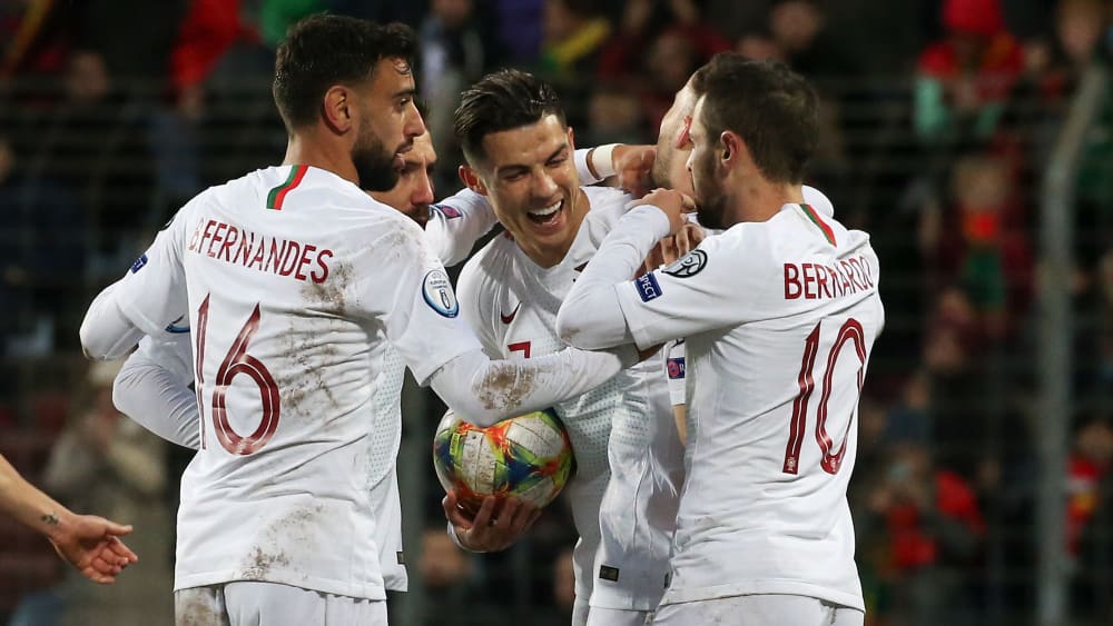 Diebische Freude nach seinem "Tor-Klau" in der Schlussphase: Cristiano Ronaldo (Mitte) erzielte Portugals 2:0.