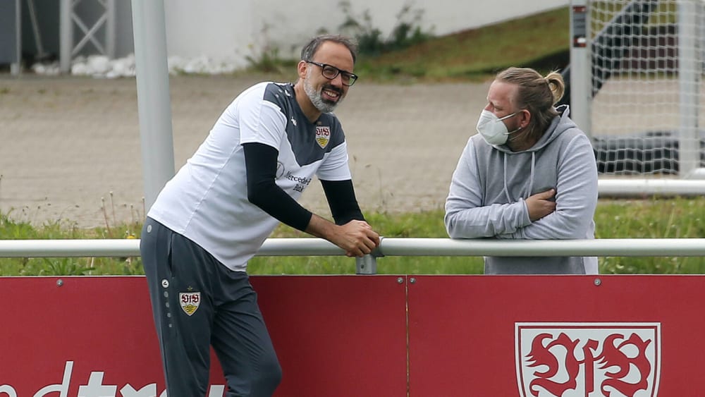 Sven Mislintat (re.) im Austausch mit VfB-Trainer Pellegrino Matarazzo.