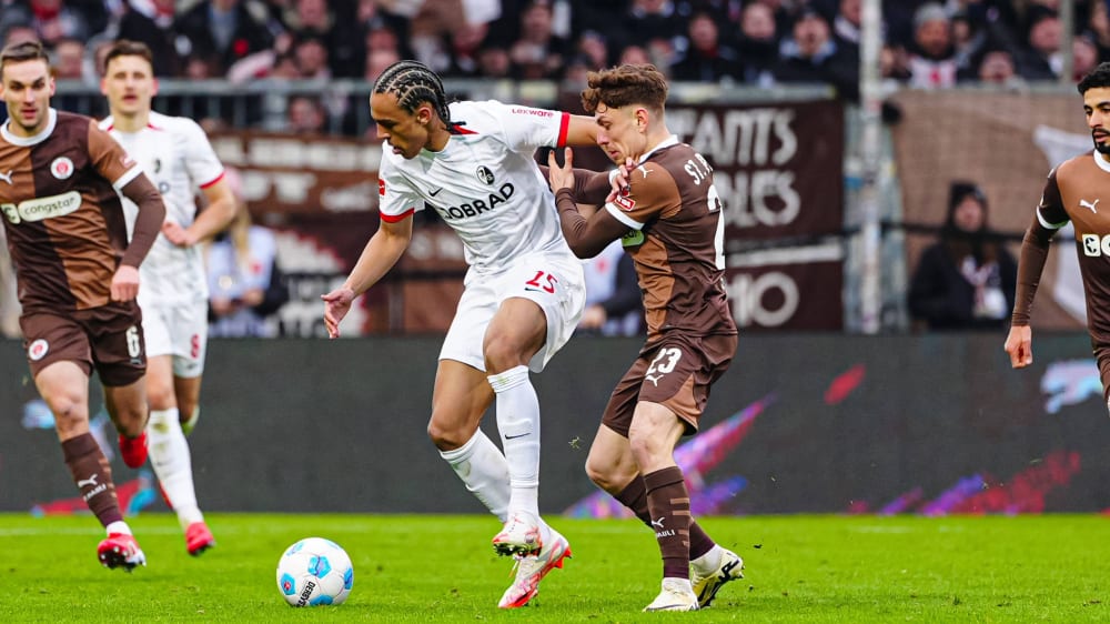 Kommt der eine für den anderen? Freiburgs Kiliann Sildillia und St. Paulis Philipp Treu beharkten sich im Rückspiel 2025 in Hamburg